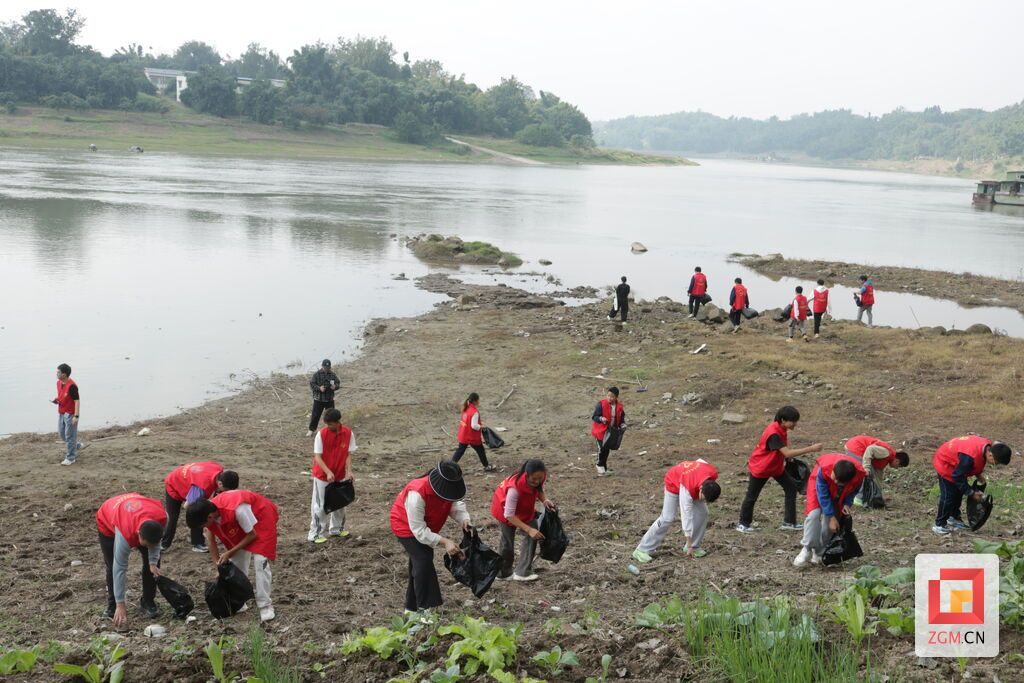 志愿者及当地村民开展沱江清洁行动1.jpg