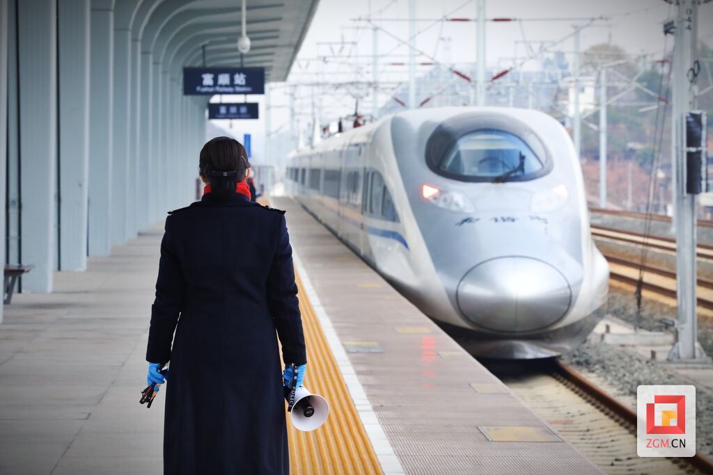 鄭麗梅在站臺迎送列車.jpg