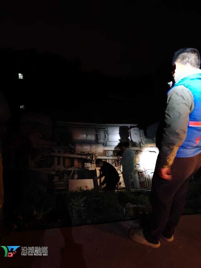 华山村网格员和邻居正在营被困司机救.jpg