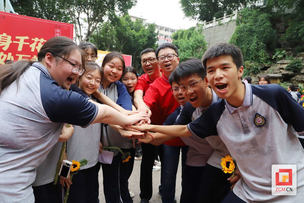自贡一中学子笑赴考场.jpg