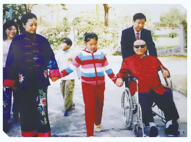 習仲勛和習近平一家。前排左起：彭麗媛,、習明澤,、習仲勛，推輪椅者為習近平