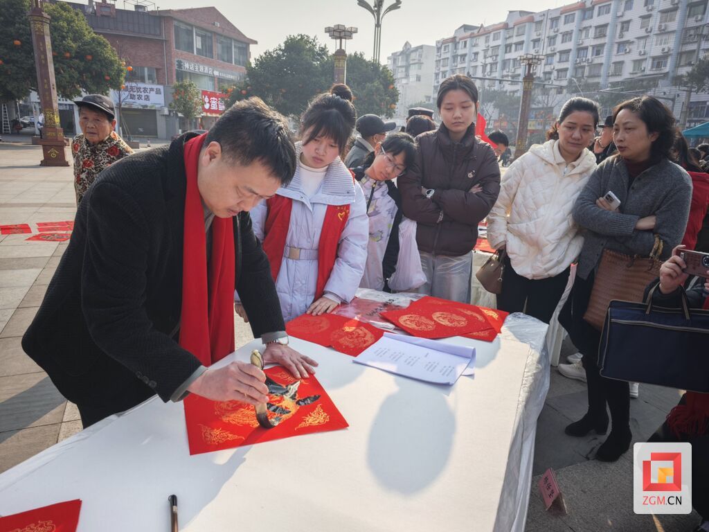 万福迎春 墨香盐都——市文联指导开展第三届百名书法家送福送春联公益活动.jpg