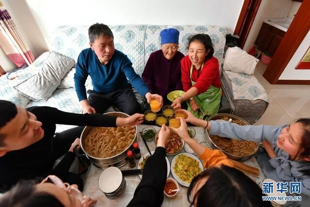 山西省岚县脱贫户刘志平（后排右）一家人在吃饭（2月4日摄）。新华社记者 曹阳 摄