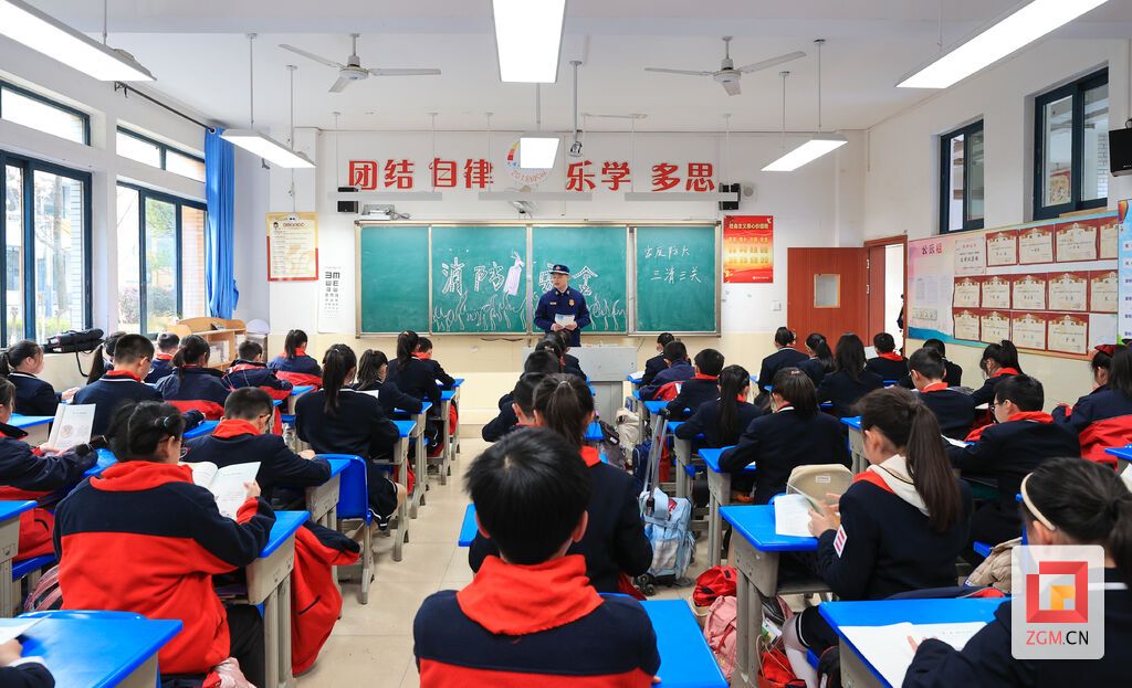 讲解消防安全知识.jpg