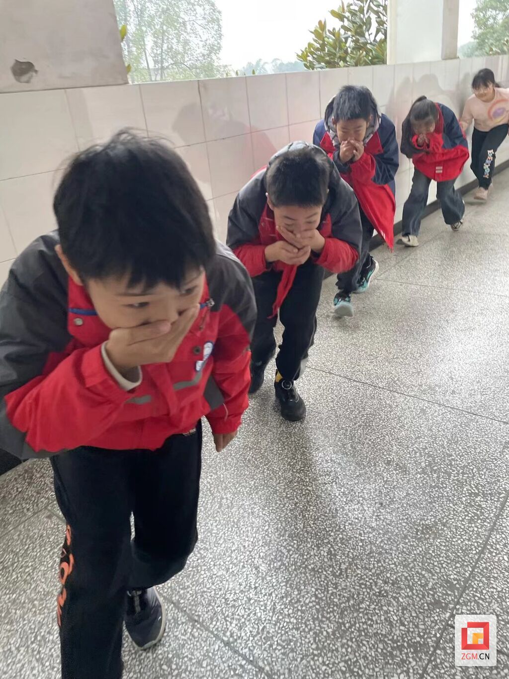 1学生楼道逃生.jpeg