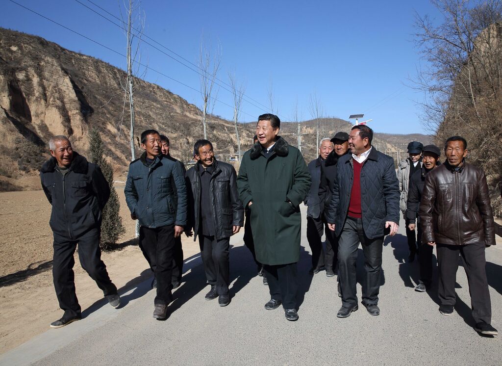 2015年2月13日,习近平总书记回到延安市延川县梁家河村看望父老乡亲。
