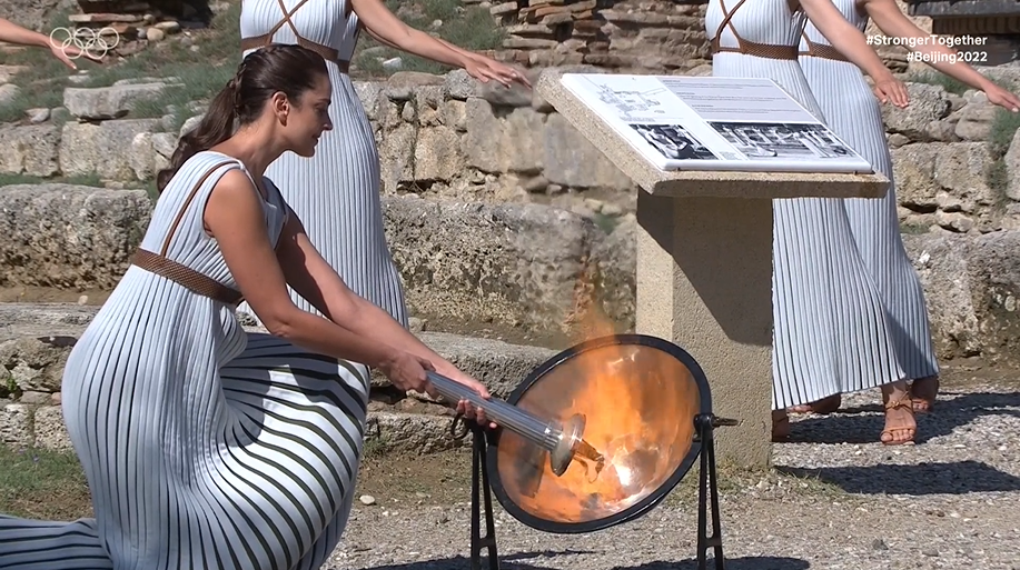 ▲扮演最高女祭司的希腊女演员桑西·乔治乌点燃火种。