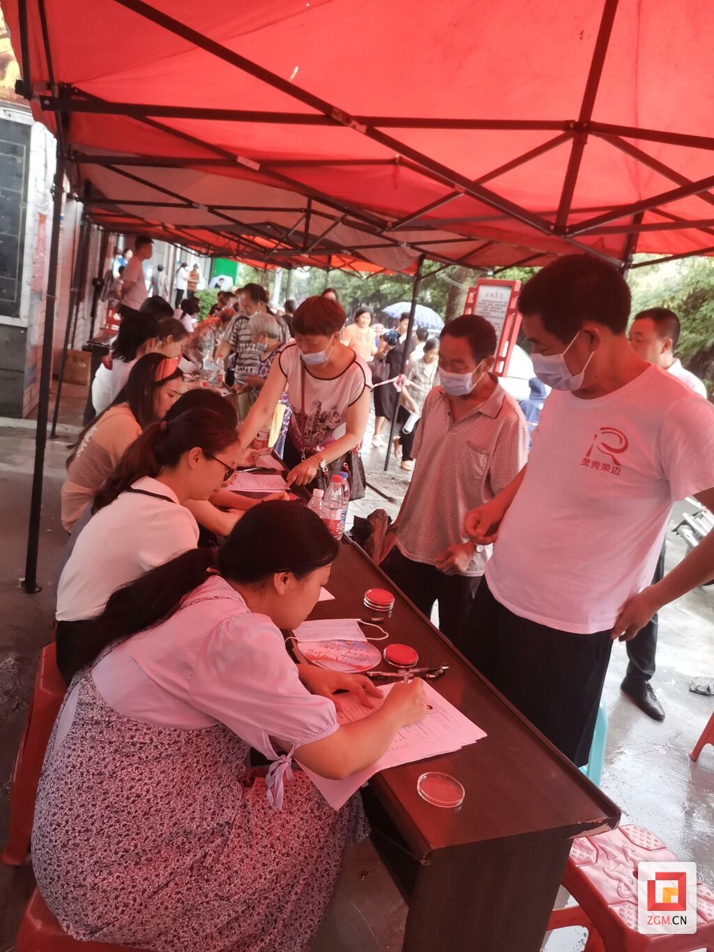 圖：左一為彭小玲