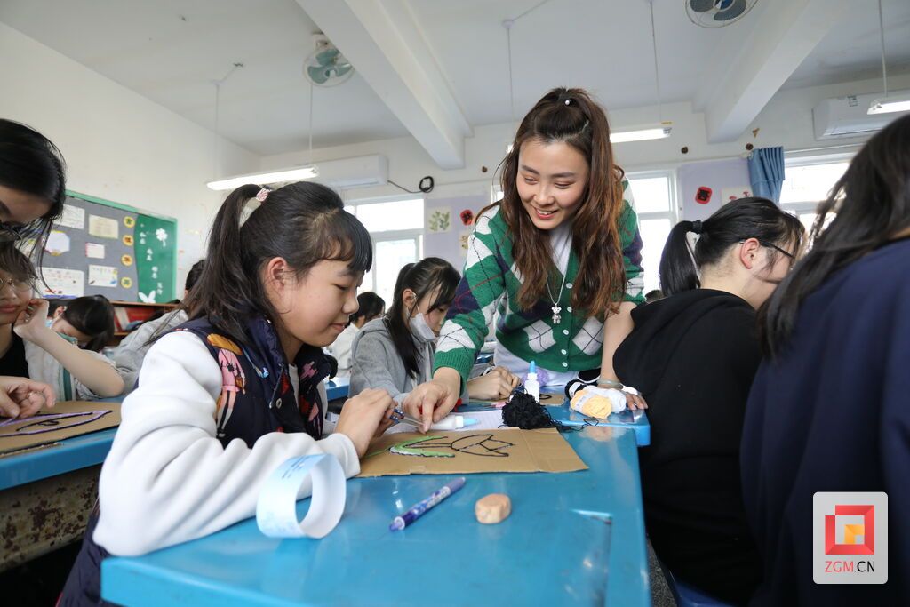女教师为学生上社团课 记者 陈凡逸 摄.JPG
