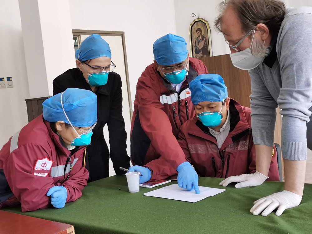 2020年4月23日，中国赴塞尔维亚抗疫医疗专家组走访塞尔维亚斯梅德雷沃市，与圣卢卡综合医院负责人（右）交流。 新华社发（专家组供图）