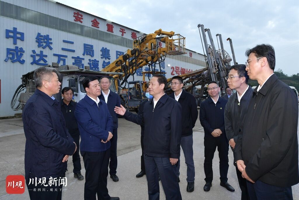 10月27日，省委书记彭清华到位于渠县东安镇的成达万高铁控制性工程—华蓥山隧道建设现场，实地察看工程进度。