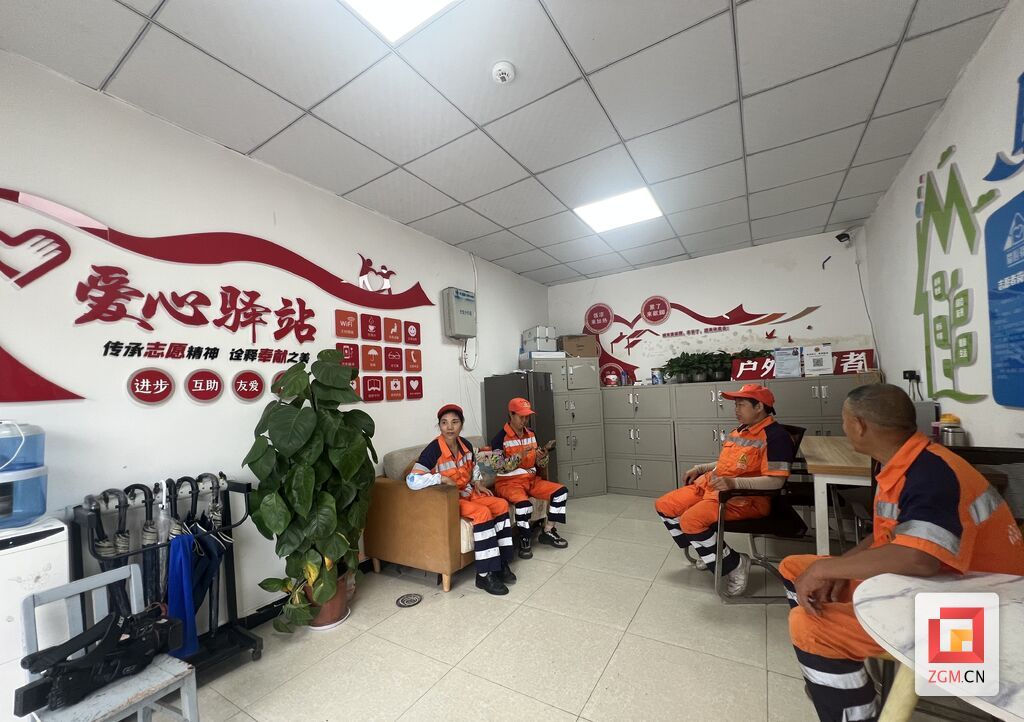 环卫工人正在工会驿站内午休 记者 陈行 摄.jpg