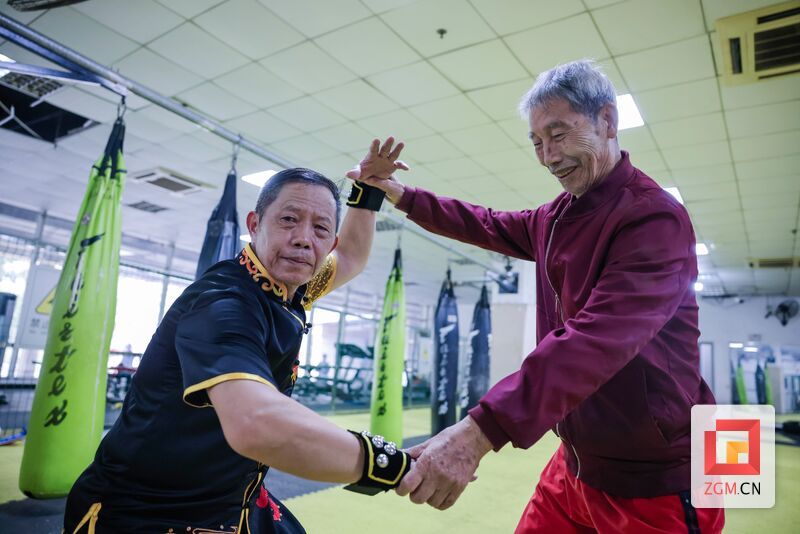 八旬高龄的廖正环（右）在队员训练时给予指导.jpg