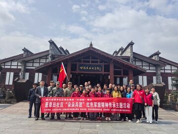 从“橄榄绿”到“志愿红”：贡井古盐巷里的一场“双向奔赴”