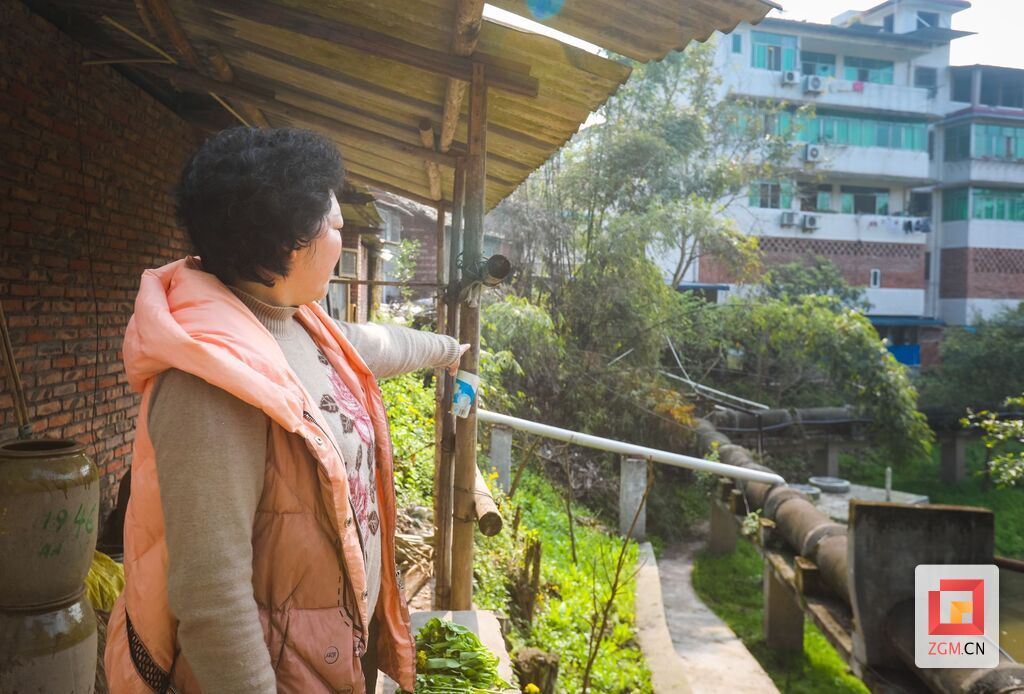 居民介绍污水管网改造后河水的变化