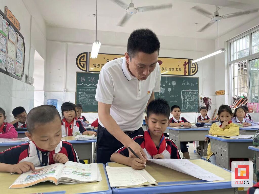 開展名師送教下鄉(xiāng)活動(dòng).jpg