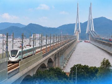 国内首条跨海市域铁路通车运营