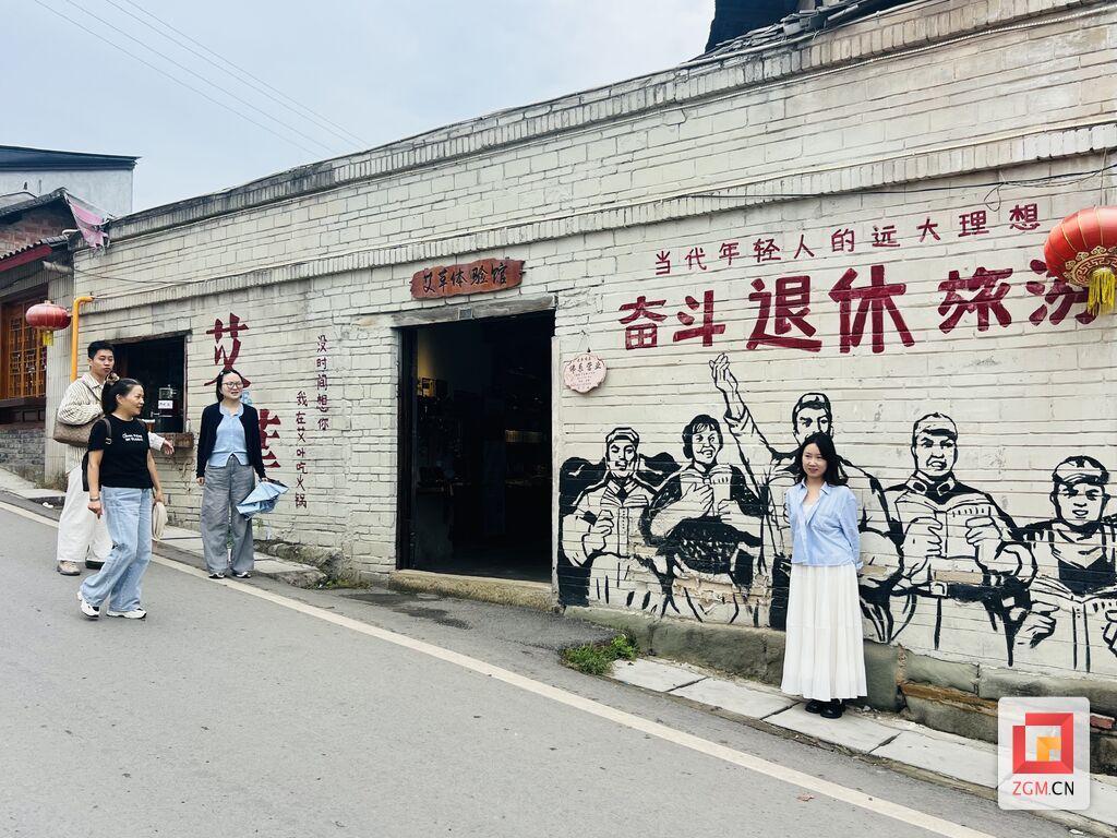 古镇特色的街道 游客拍照留念.jpg