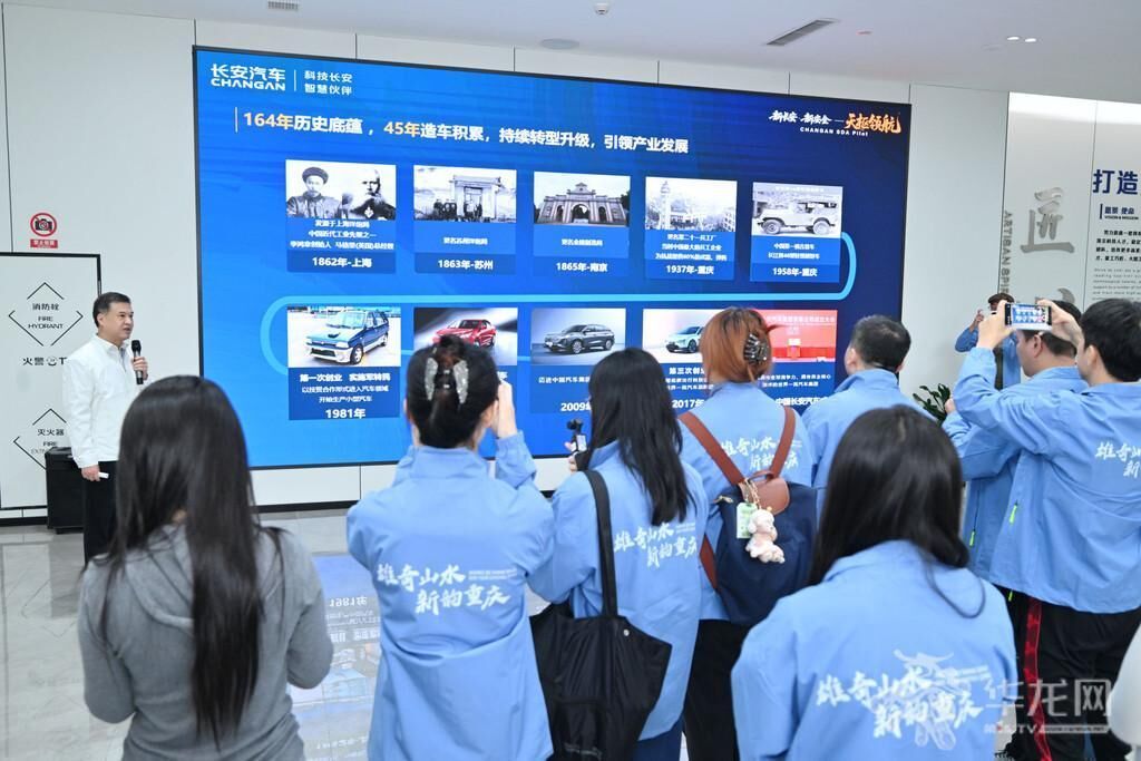 3记者们认真听取介绍