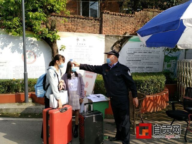 田家炳中学高三学生返校 (1).jpg