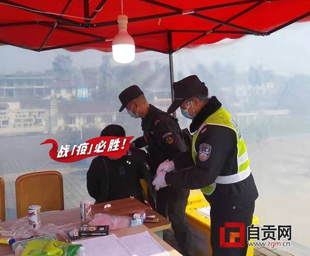 民警在卡口扫码登记时抓获一名逃犯.jpg