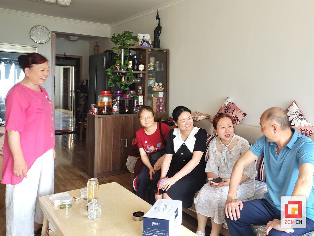 社區(qū)干部和微網(wǎng)格員入戶走訪.jpg