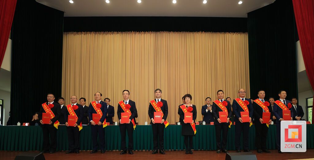 向優(yōu)秀企業(yè)家頒發(fā)榮譽(yù)證書.jpg