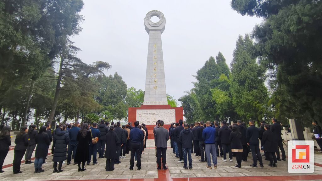 全体人员向人民英雄献花 记者 罗祥瑞 摄.jpg