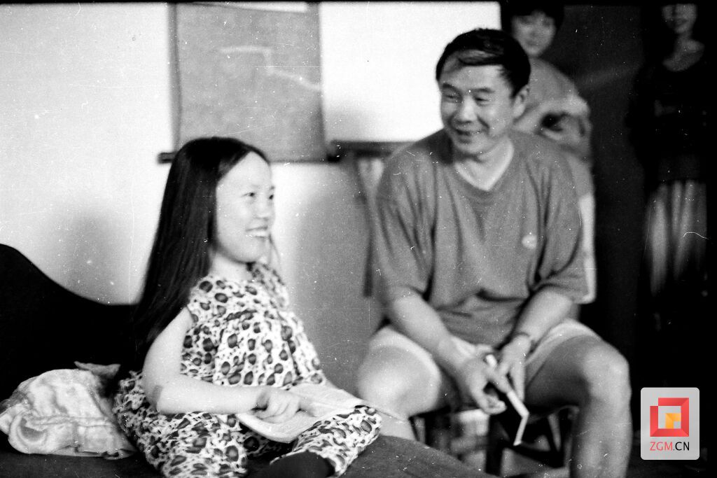 伍松乔与赖雨交谈 邓佑云 摄.jpg