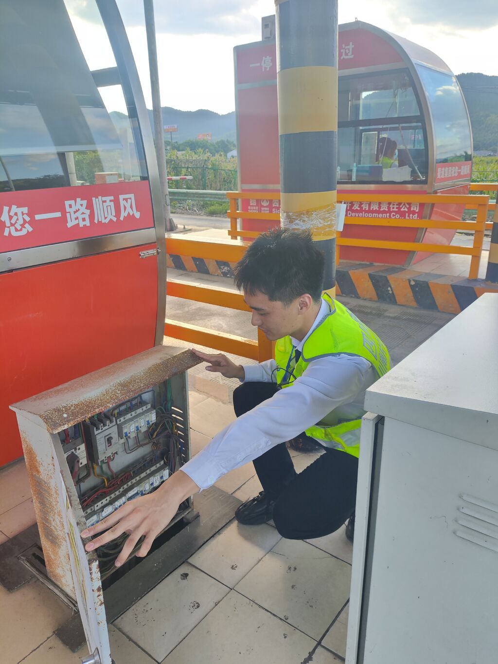 5.检查配电箱.jpg