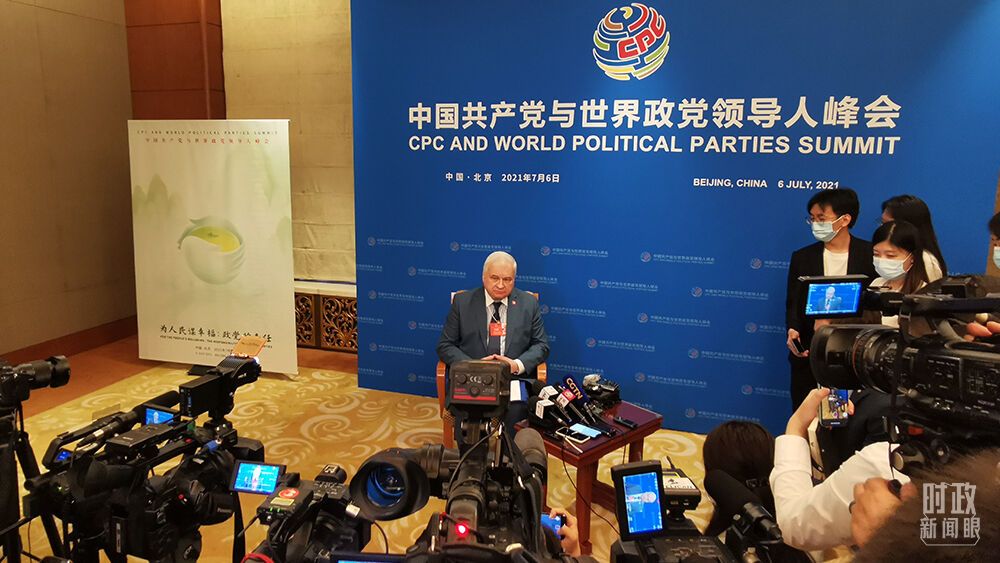 △来自俄罗斯、哈萨克斯坦的驻华大使在钓鱼台国宾馆接受采访。（总台央视记者韩锐、赵化拍摄）