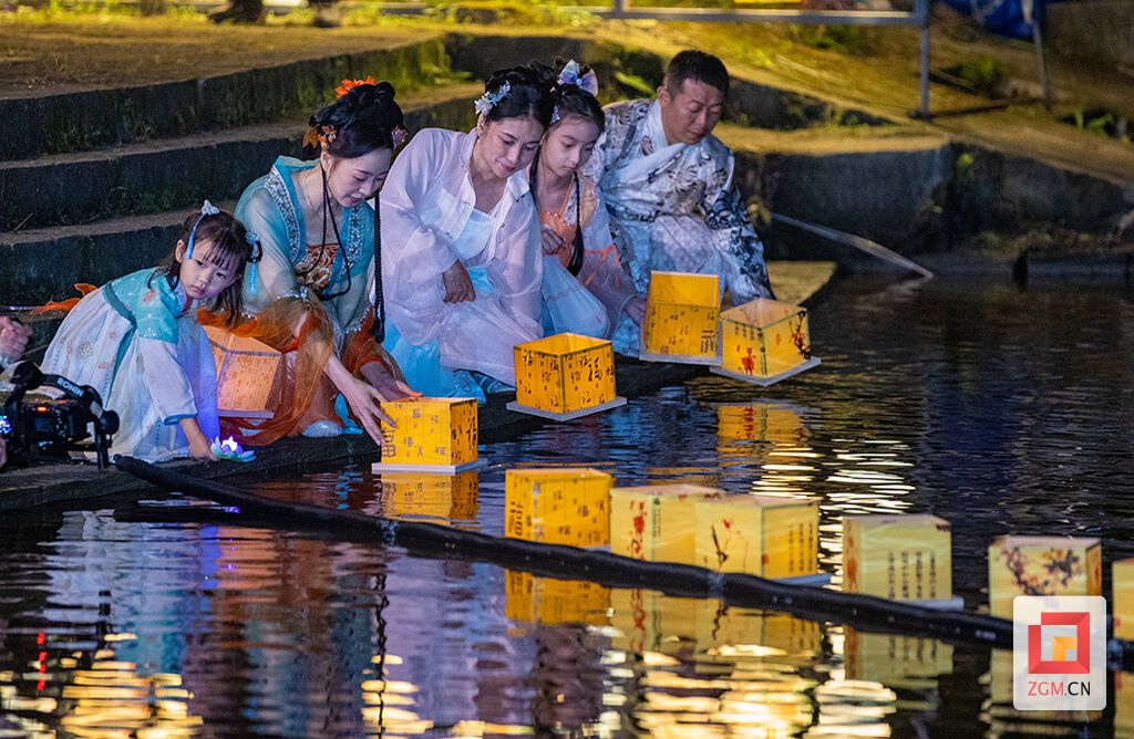 放灯许愿 记者 叶卫东 摄.jpg