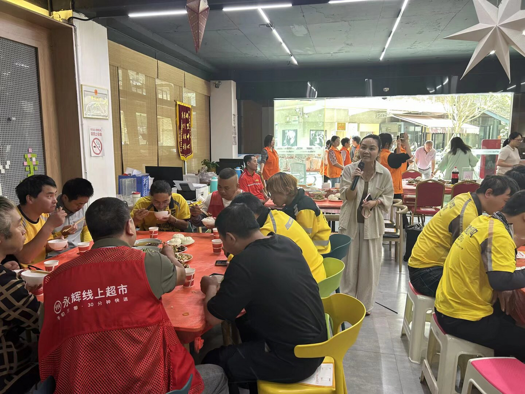 外卖小哥在邻里交互中心暖心食堂就餐1.png