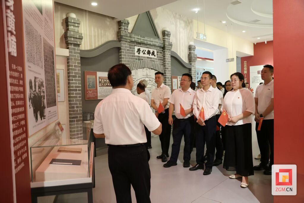 游客参观卢德铭故居.jpg