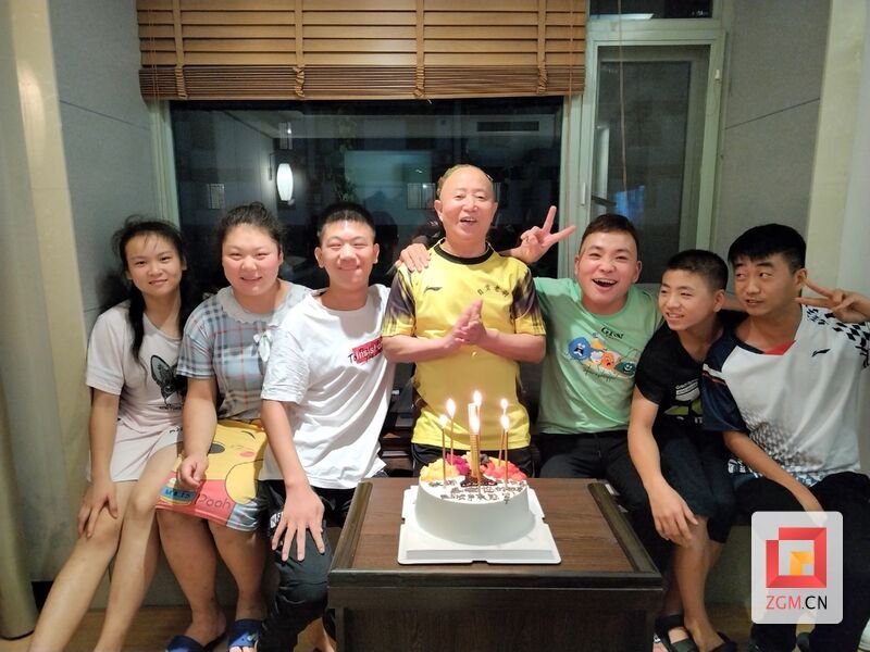 黄树阳和孩子们一起过生日.jpg