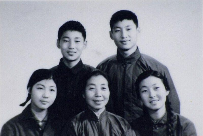 1972年冬,齊心和子女們,。前排右起:齊橋橋,、齊心、習安安,。后排右起:習近平,、習遠平。