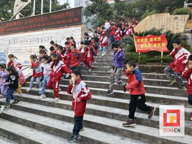 大安區(qū)何市鎮(zhèn)中心學(xué)校舉行2023年“119”應(yīng)急疏散演練.jpg