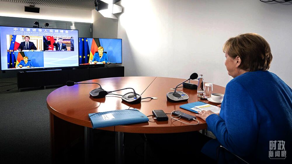 △默克尔总理在视频峰会会场。（图/德国政府发言人社交媒体）