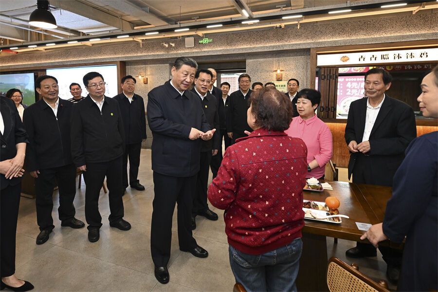 2024年4月22日下午,,習(xí)近平在九龍坡區(qū)謝家灣街道民主村社區(qū)考察時,同正在社區(qū)食堂就餐的群眾親切交流,。新華社記者 謝環(huán)馳 攝