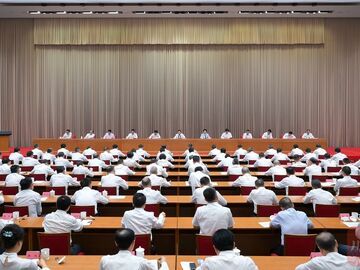 王晓晖在全省服务业大会上强调：加快构建具有四川特色和优势的现代服务业体系，奋力开创我省服务业高质量发展新局面