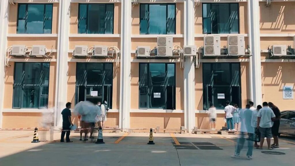 △14日，福建莆田商户停业，街头人流稀少。