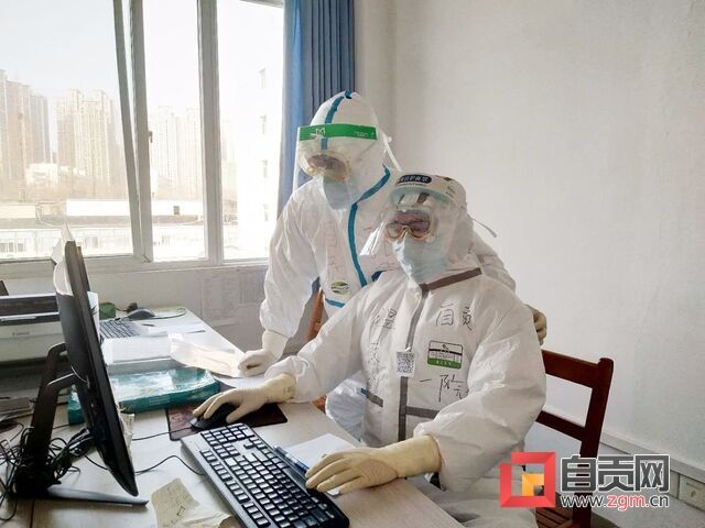 溫友利（右）在工作中.jpg