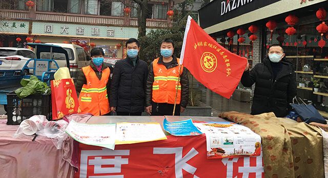 张家坝社区志愿服务队在育才街设点宣传新型冠状肺炎病毒预防知识.jpg