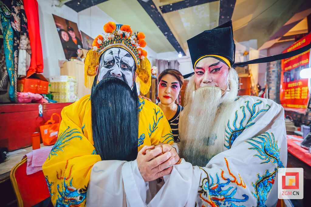 后台的互助,也是技艺与戏德的传承。老师傅的手,不仅是在系一根腰带,更是在为师兄弟系上规矩、系上责任。记者 宋姿熠 摄.jpg