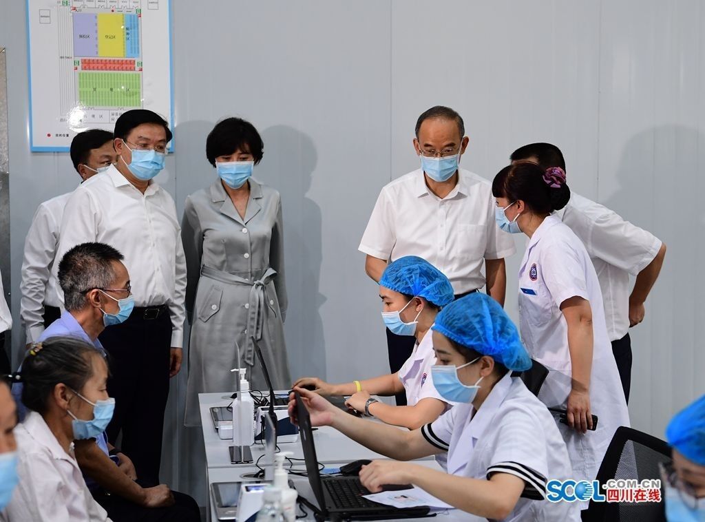 8月18日，省委副书记，省长黄强在成都市郫都区红光街道三观社区疫苗临时接种点，仔细了解疫苗接种进度、疫苗配给管理、接种信息与四川天府健康通联通等情况。