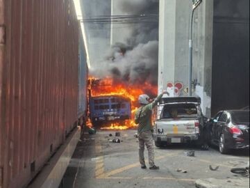 泰国发生火车与公交车相撞事故 已致8死25伤丨视频