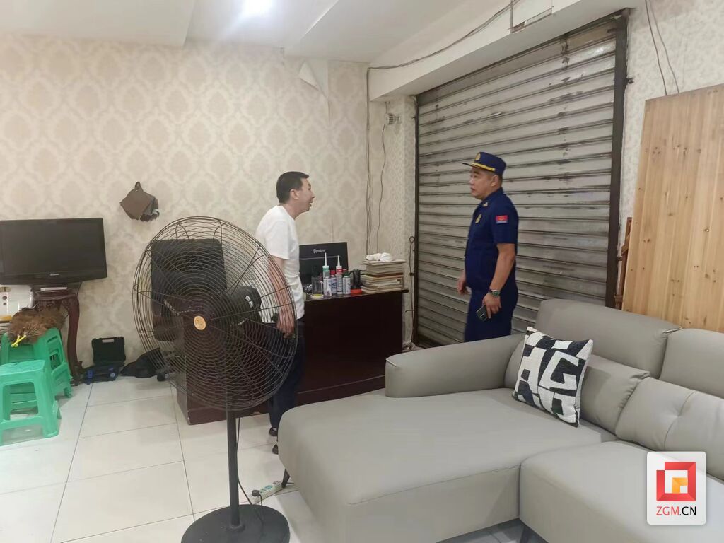 安全出口疏散門設(shè)置不符合規(guī)范.jpg
