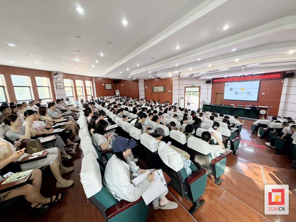 美术学科教师参加培训.jpg