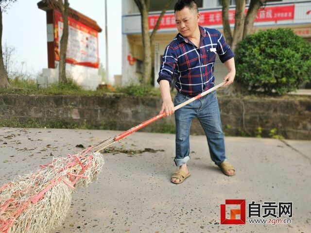 李先智打扫村道.jpg