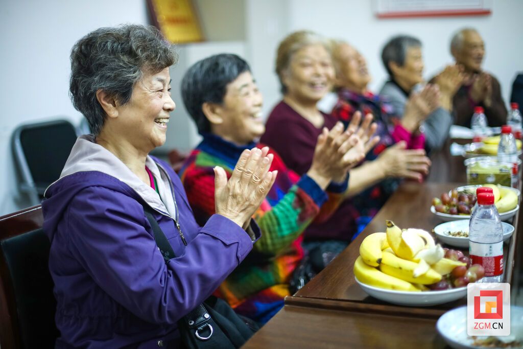 10月14日重阳节，三八路社区活动室内笑声不断，社区工作人员和老人们一起欢度节日。（宋姿熠 摄）